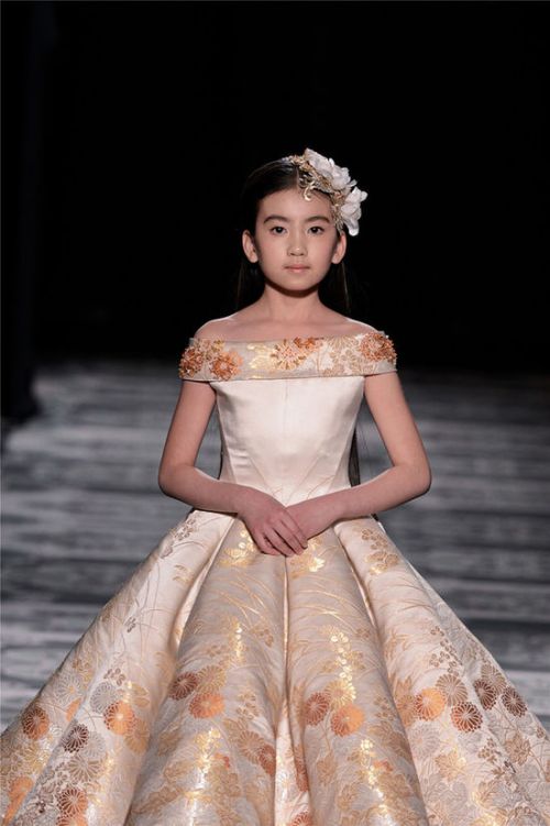 9岁萝莉炫耀巴黎时装周 中国儿童模特绣球走秀端庄