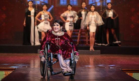 印度举办时装秀，残疾人模特上T台，自信展示作品！