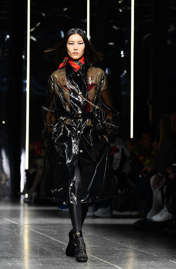 刘雯成首个登上米兰男装时装周的中国超模，比男模还酷！