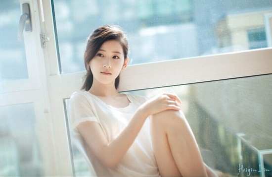 章泽天2009年因一张手捧奶茶的照片走红网络，被称为“奶茶妹妹”