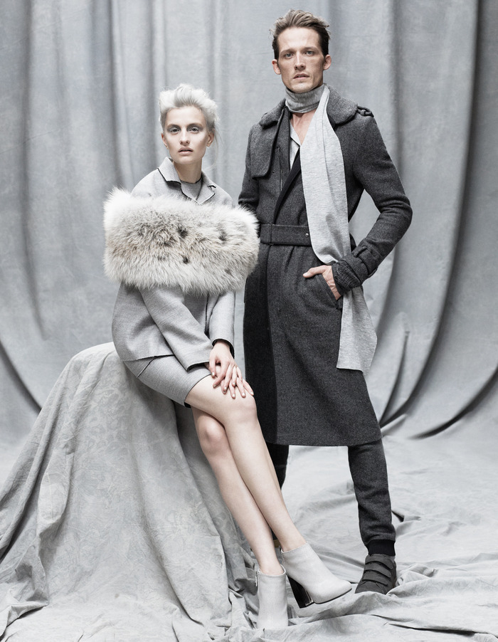 图中女士身着：朗万（Lanvin）狐狸毛披肩（4,455英镑），毡毛夹克（1,485英镑），搭配上装（800英镑），搭配衬衫（710英镑），牛皮靴（785英镑）。图中男士身着：朗万（Lanvin）斜纹软呢外套（2,290英镑），搭配裤装（价格未定），羊毛围巾（165英镑），羊毛臂带（190英镑，），Jérôme Dreyfuss 山羊皮运动鞋（295英镑）。