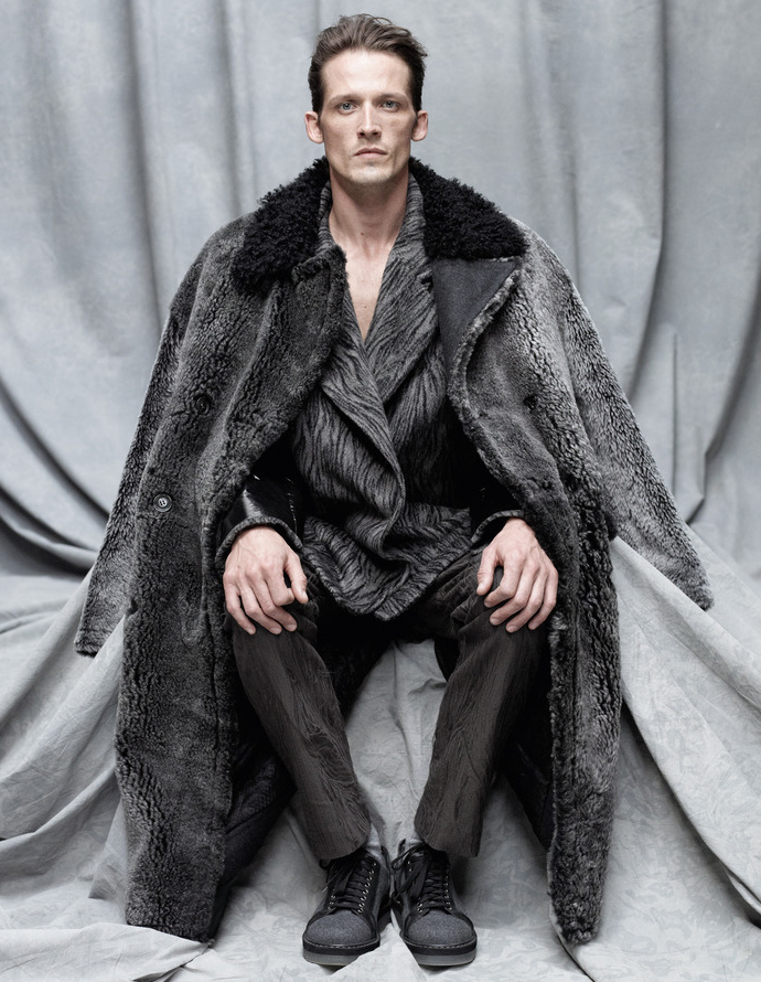 嘉班纳（Dolce&Gabbana）羊毛外套（约6,500英镑），达米尔·多马（Damir Doma）羊驼呢夹克（1,493英镑），纯棉长裤（638英镑），羊毛牛皮鞋（509英镑）。