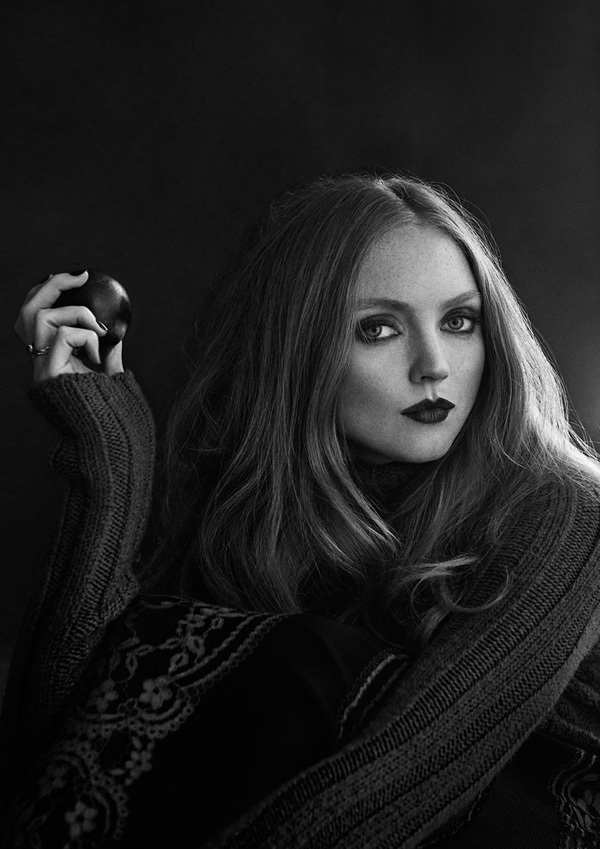 超模莉莉·科尔(Lily Cole)登上意大利版《Glamour》杂志，红装拍摄魅惑大片，个人魅力十足。