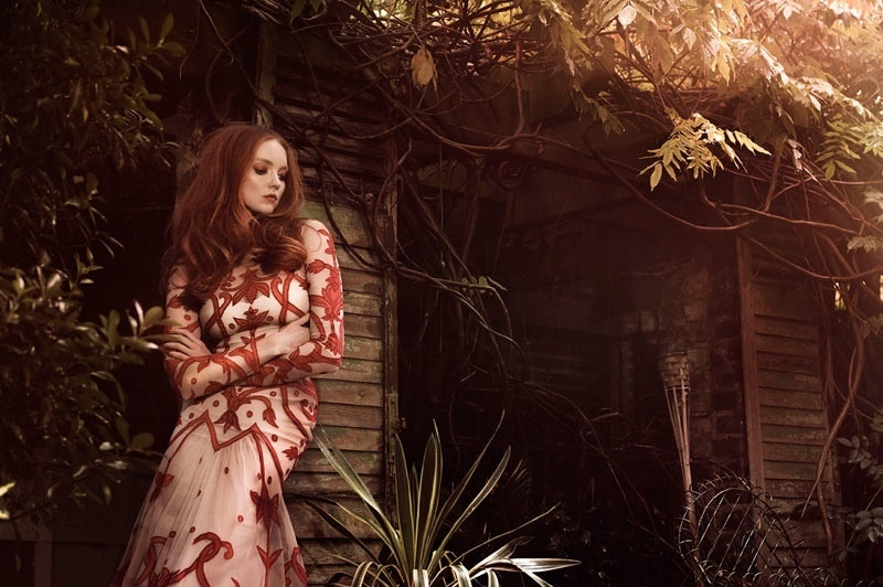 超模莉莉·科尔(Lily Cole)登上意大利版《Glamour》杂志，红装拍摄魅惑大片，个人魅力十足。