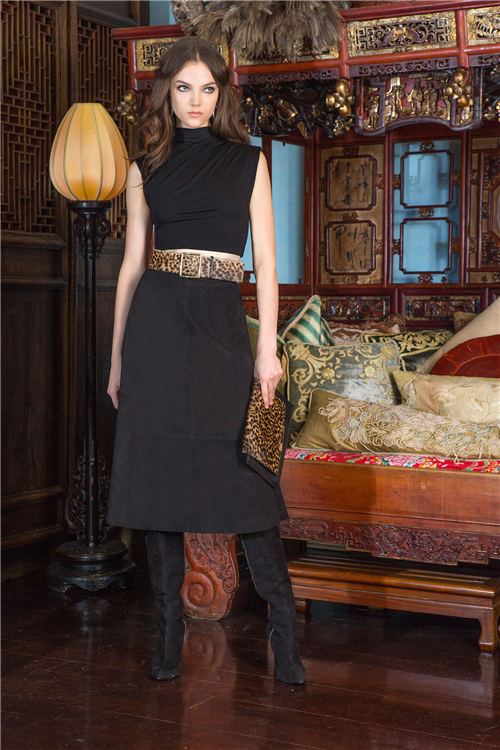 Alice + Olivia的设计师Stacey Bendet风俗用浮夸的设计元素计划每一系列、每一场秀的打扮，而这次因此 Loulou de la Falaise为灵感创作的2015早秋系列打扮。 Loulou de la Falaise是一代时尚偶像为灵感所创作的衣饰， 在70年月她不停都是Yves Saint Laurent生前打扮计划的灵感缪斯。本次系列大部门图案都黑白常富厚的，好比橙色的锦缎，绣花亮片和多色涡纹图案,而且更有大量的仿麂皮图案。