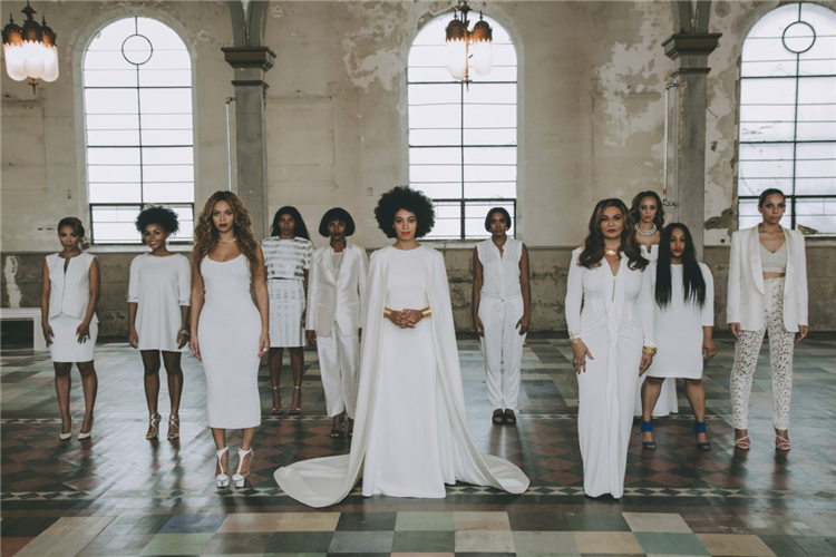 Solange Knowles的盛大婚礼，所有伴娘团均穿着白色。包括 Janelle Monae, Jenna Lyons 和 Solange的妹妹 Queen B。