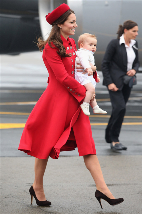 Kate Middleton升级为时尚妈妈。