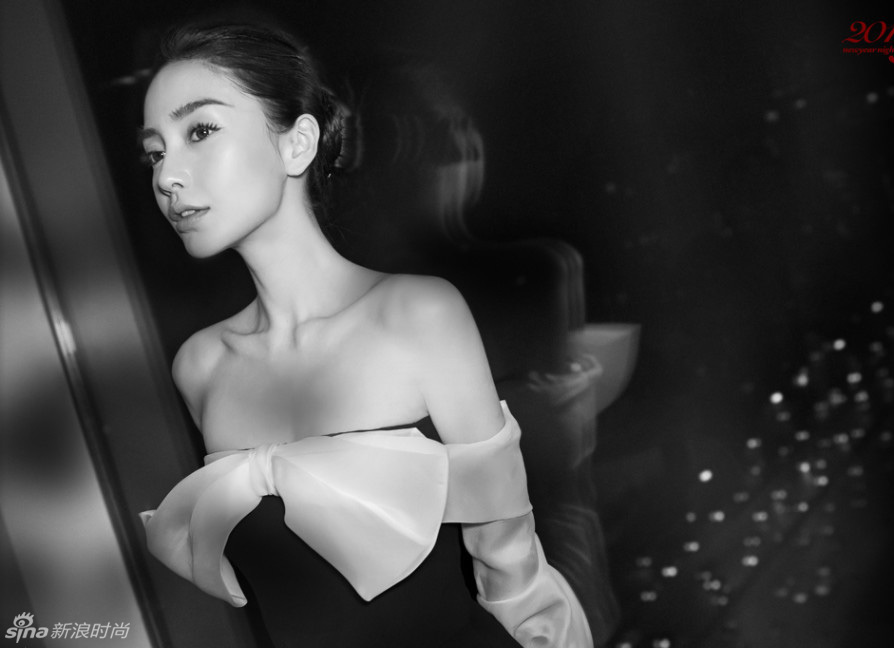 Angelababy一席黑白裸肩长裙迎接2015年的到来，妆容干净，盘发露出精致五官。2014年可谓是“angelababy的年”，综艺、电影、杂志百花齐放。