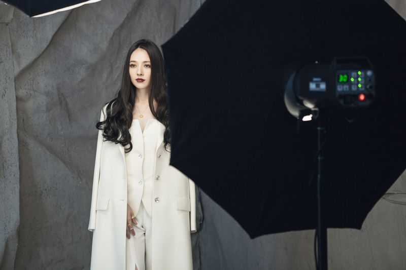 郭碧婷登时尚杂志《ELLE-JC5》封面 彰显靓丽青春气息