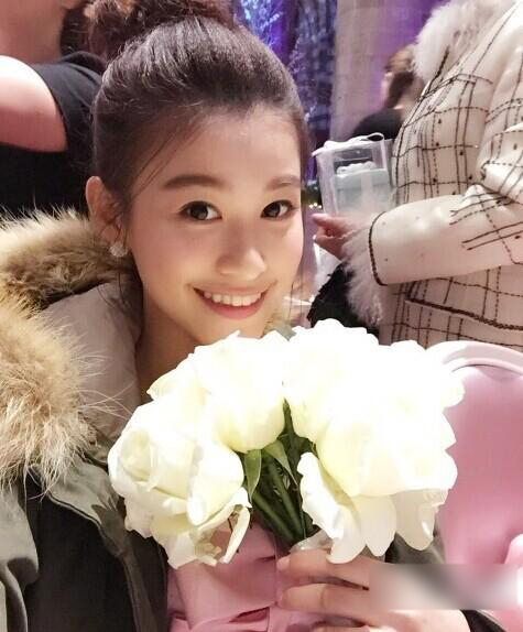 昆凌伴娘曝婚礼照 复古风美如芭比