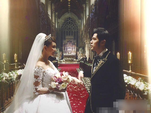 昆凌伴娘曝婚礼照 复古风美如芭比