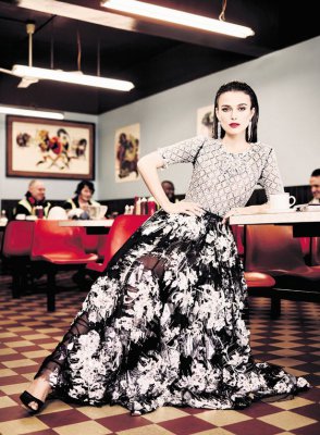 女星凯拉·奈特利登《名利场》3月刊 演绎咖啡厅丽人