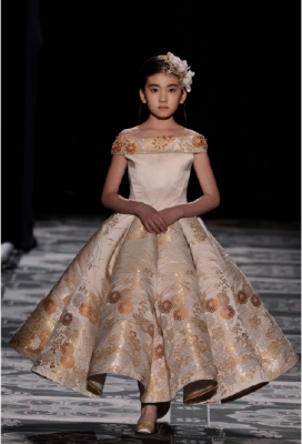中国9岁女孩登巴黎高定时装周 气场惊人美翻T台