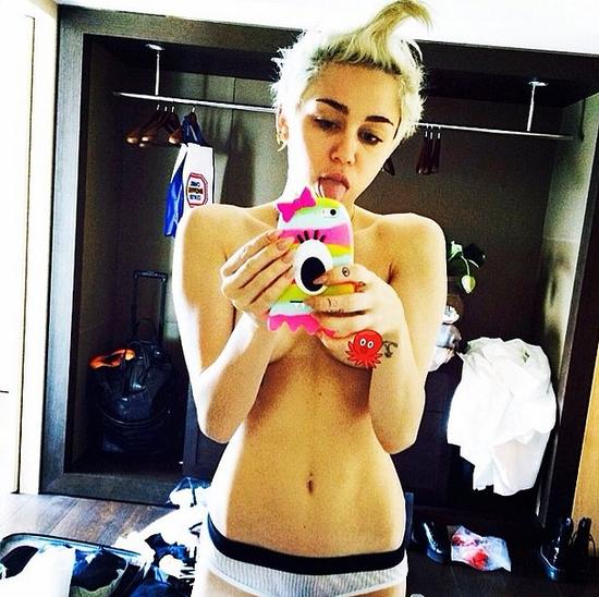 Miley Cyrus裸上身自拍